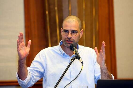 "עשיתי כל מאמץ הן לעודד שיח משפחתי בנושא והן להנגיש את הספר לכל הגילאים". חגי רזניק // צילום: ששון תירם